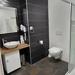 Square نيم