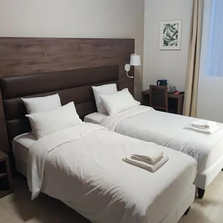 Square فندق نيم