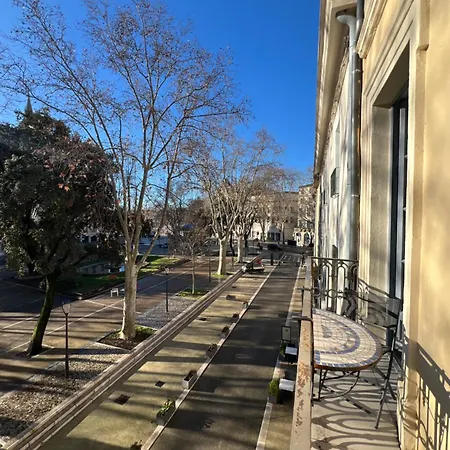 Square Nimes
